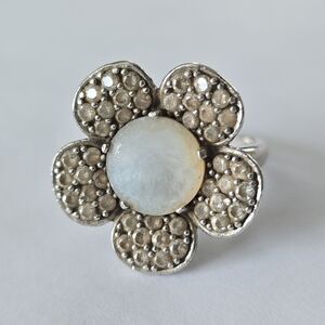 Vintage flower shaped 925 Sterling Silver ring with stones